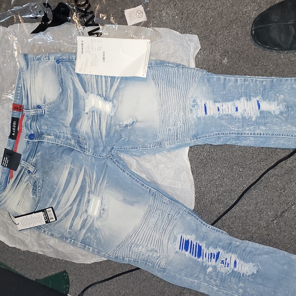 Jeans - Picture 1 of 3